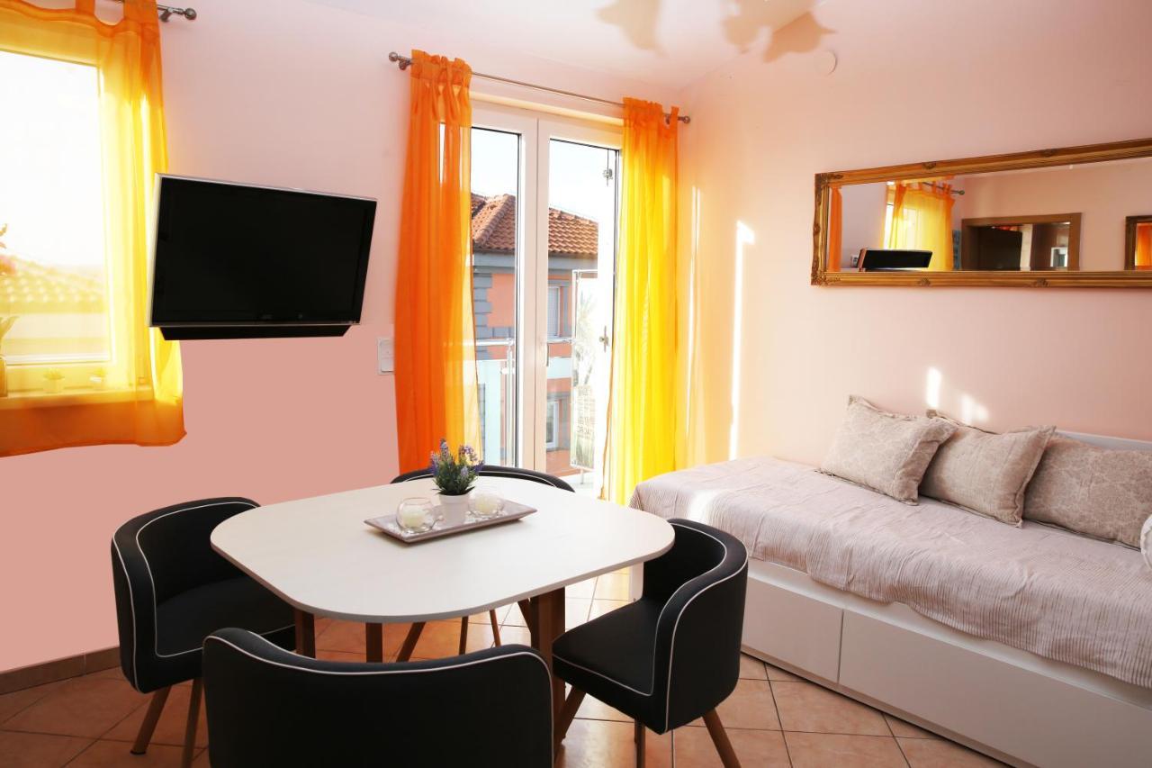 Villa Mit Whirlpool Fuer 32 Per 茨里克韦尼察 外观 照片