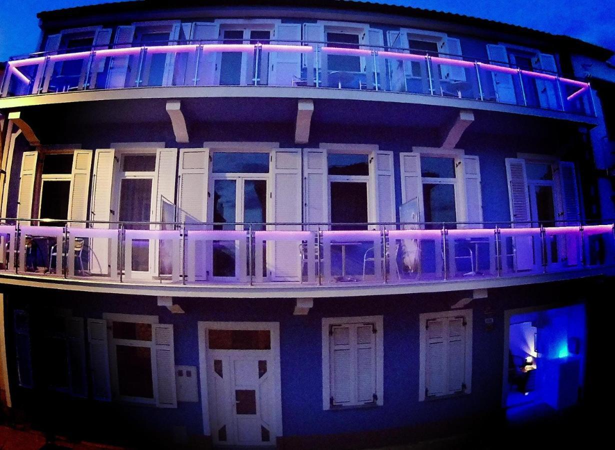 Villa Mit Whirlpool Fuer 32 Per 茨里克韦尼察 外观 照片