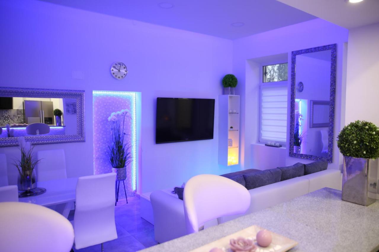 Villa Mit Whirlpool Fuer 32 Per 茨里克韦尼察 外观 照片