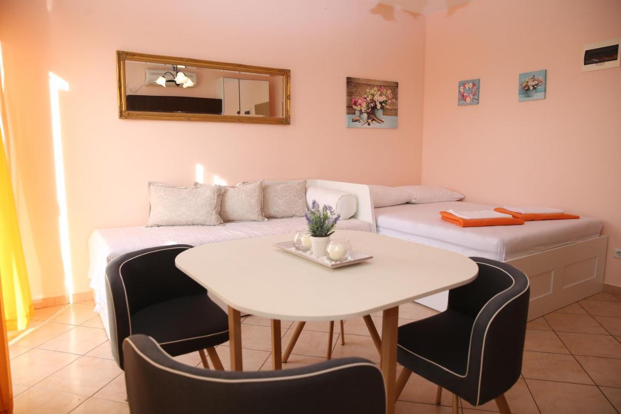 Villa Mit Whirlpool Fuer 32 Per 茨里克韦尼察 外观 照片