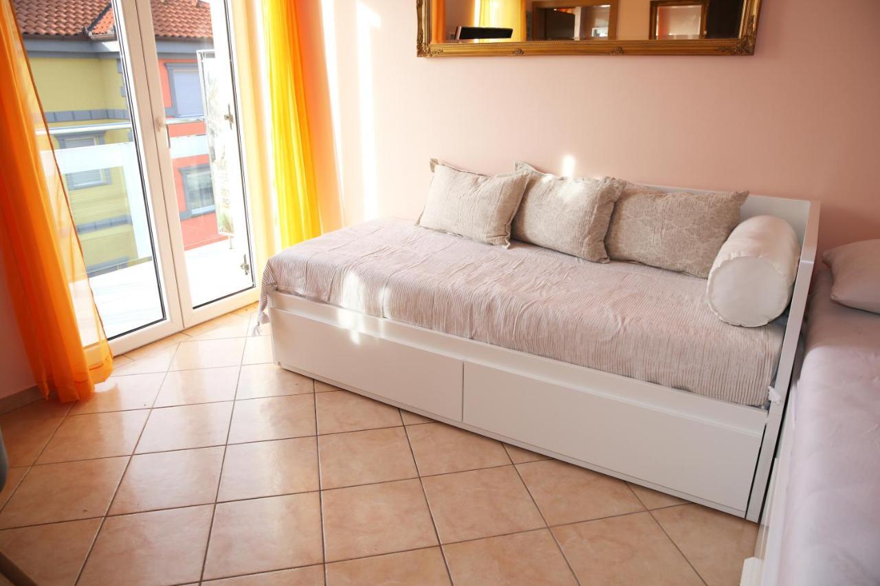 Villa Mit Whirlpool Fuer 32 Per 茨里克韦尼察 外观 照片